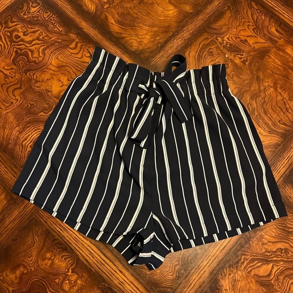 Navy blue & white paper bag shorts - Picture 5 of 5